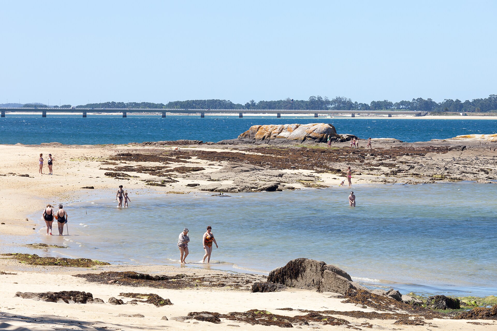 Playa de Vilanova de Arousa con el puente de la Illa de Arousa al fondo