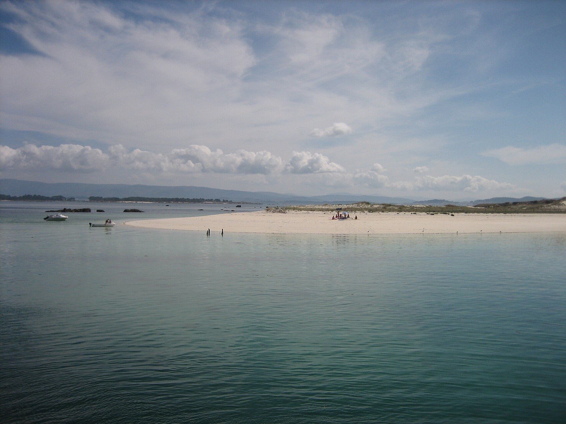 Banco de arena y aguas turquesas del islote Areoso, en la Ría de Arousa