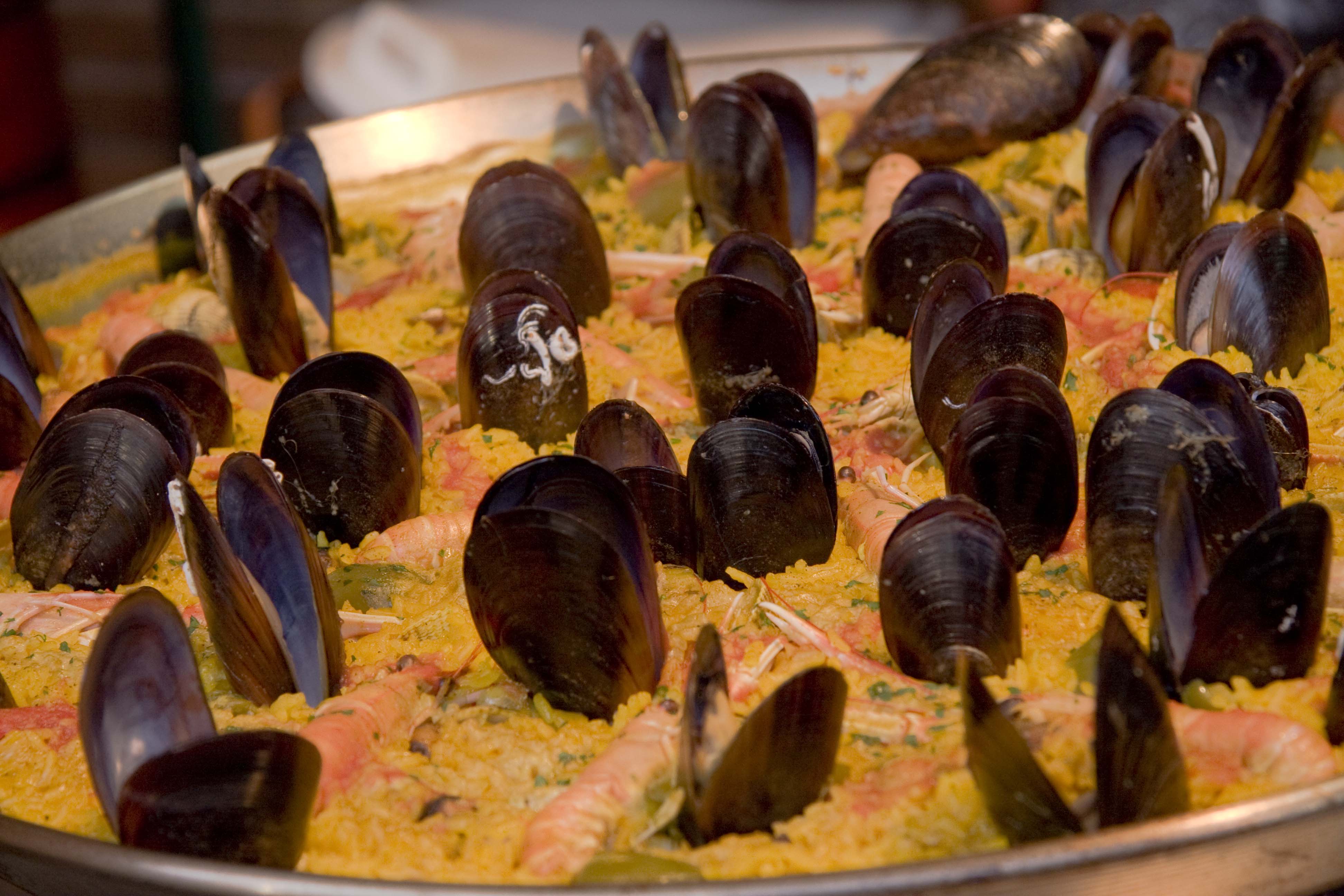 Ración de marisco de la ría en la fiesta de O Grove