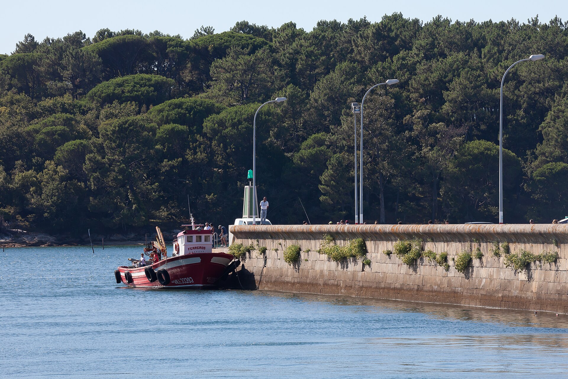 Barco de pesca tradicional en O Carril, con la Ría de Arousa al fondo