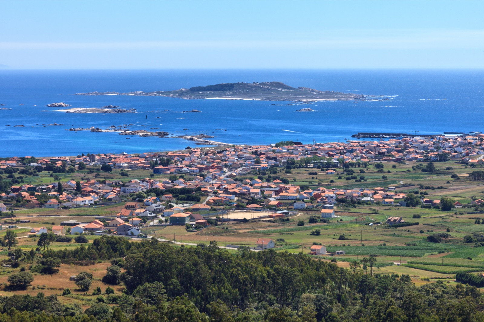 La Illa de Sálvora vista desde Aguiño, en la bocana de la Ría de Arousa