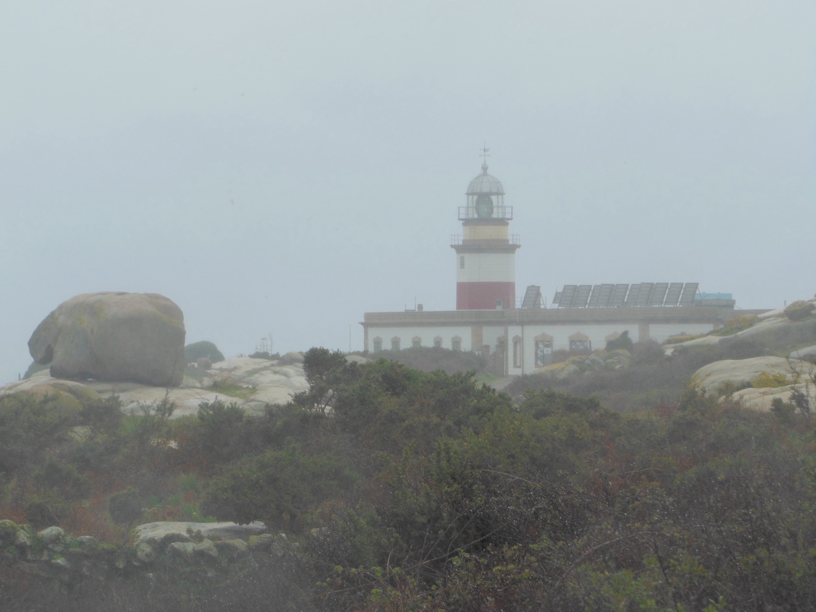 Faro de Sálvora sobre las rocas de granito en la bocana de la Ría de Arousa