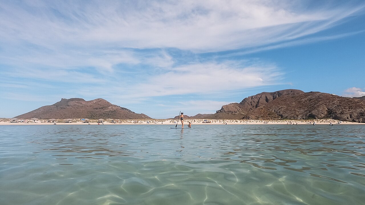 Paddle surf en aguas turquesas y tranquilas, el mismo tipo de lámina de agua que encontrarás en el Areoso