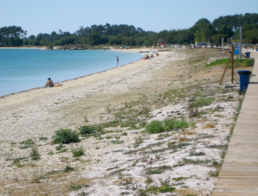 Praia de Bao, en la Illa de Arousa, con marea baja y aguas en calma