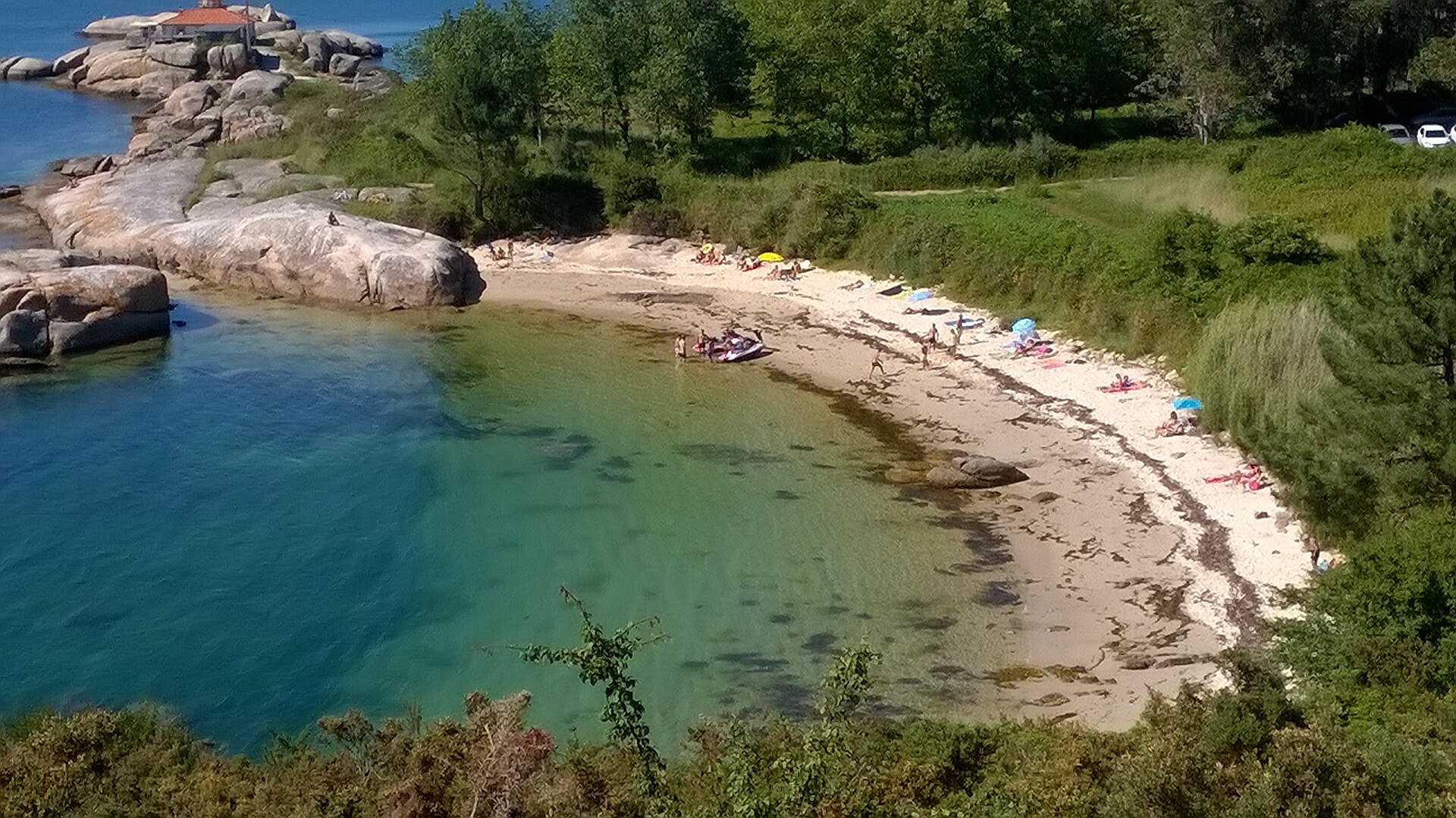 Cala de la praia Escorregadoira, en la Illa de Arousa, con aguas tranquilas para el fondeo