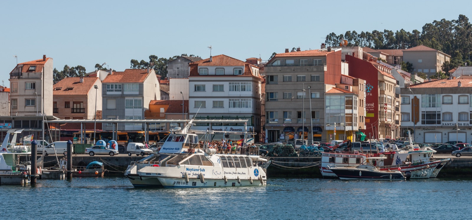 Puerto pesquero de O Grove con sus barcos amarrados